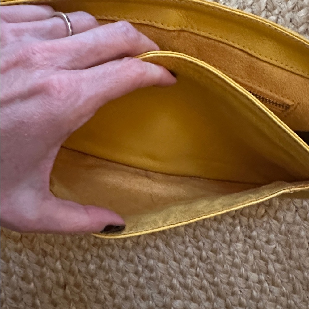 Leather shoulder bag - Picture 7 of 9